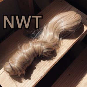 NWT 20” dark ash blonde Ariana long clip drawstring ponytail beach wavy clip new